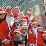 Si va al riposo con un risultato che sembra ormai scontato. Una ventina di spettatori vestiti da Babbo Natale si mettono in posa per una foto di gruppo...